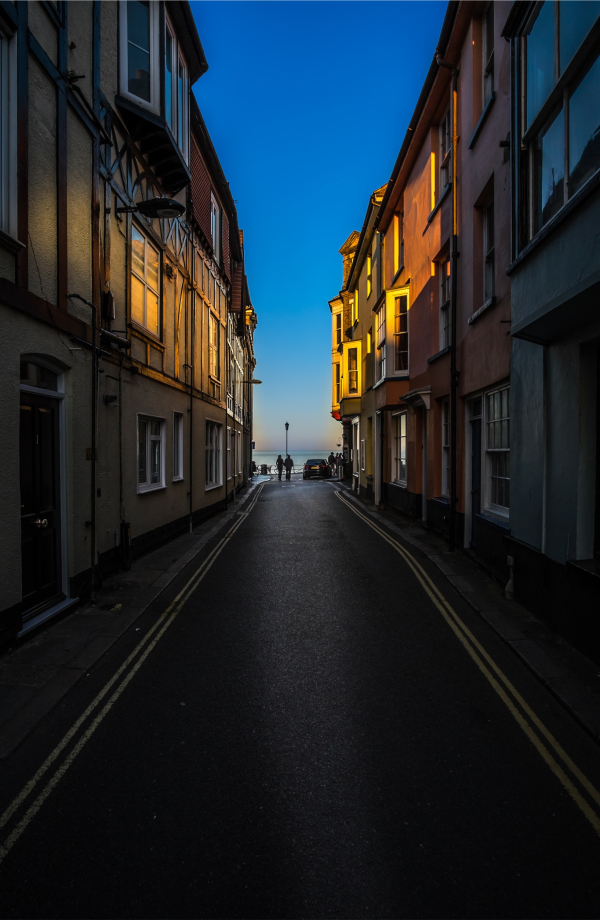 Staand beeld van een straat aan de franse atlantische kust