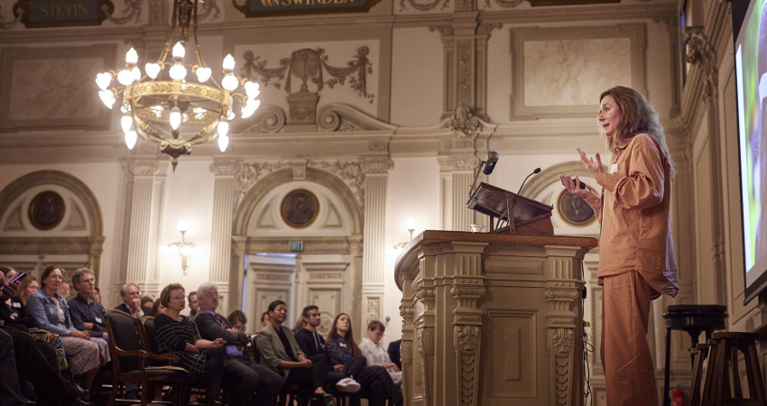 Mariëtte van Huijstee spreekt op het symposium Illusie of werkelijkheid in het Teylers Museum