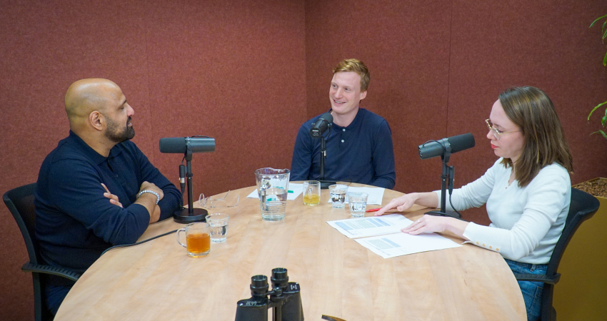 Opname van de podcast Verrekijkers met aan tafel hosts Simone en Djurre en gast Haroon Sheikh
