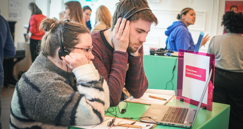 Twee personen doen de tech-expo