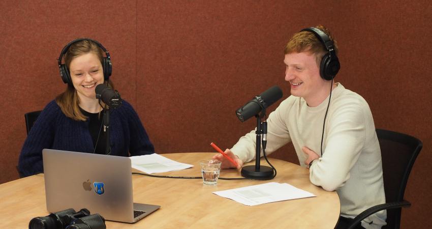 Hosts Djurre en Marleen praten via liveverbinding met Sigrid in België