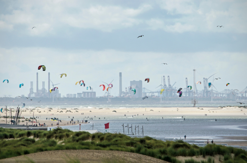 Uitzicht vanaf het strand van Den Haag op de Maasvlakte