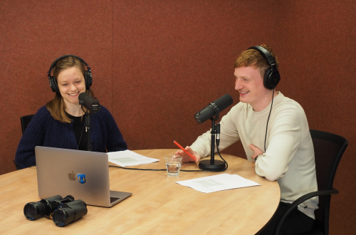 Hosts Djurre en Marleen praten via liveverbinding met Sigrid in België